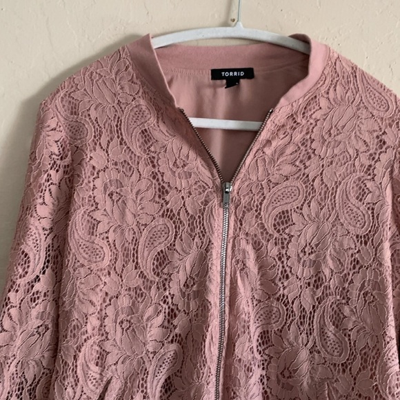 Torrid Dusty Pink Lace Bomber Jacket Size 00 (M10) - Picture 3 of 8
